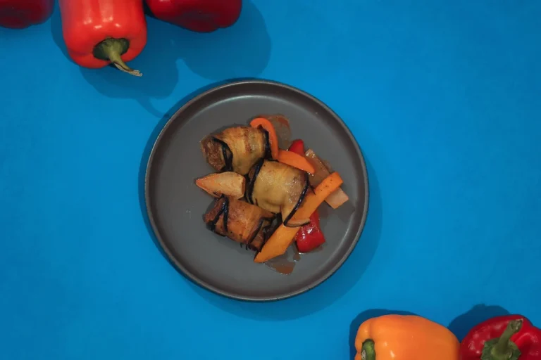 גלילות מוסקה חצילים ובשר ברוטב פלפלים צבעוני בתנור